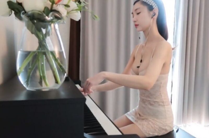 最近很火的韩国美女钢琴师，情趣装弹钢琴合集-课程资源网
